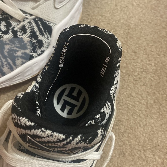 Adidas Harden Vol. 4 Basketball Shoes White and Black. Men’s Size 11 - Picture 5 of 8